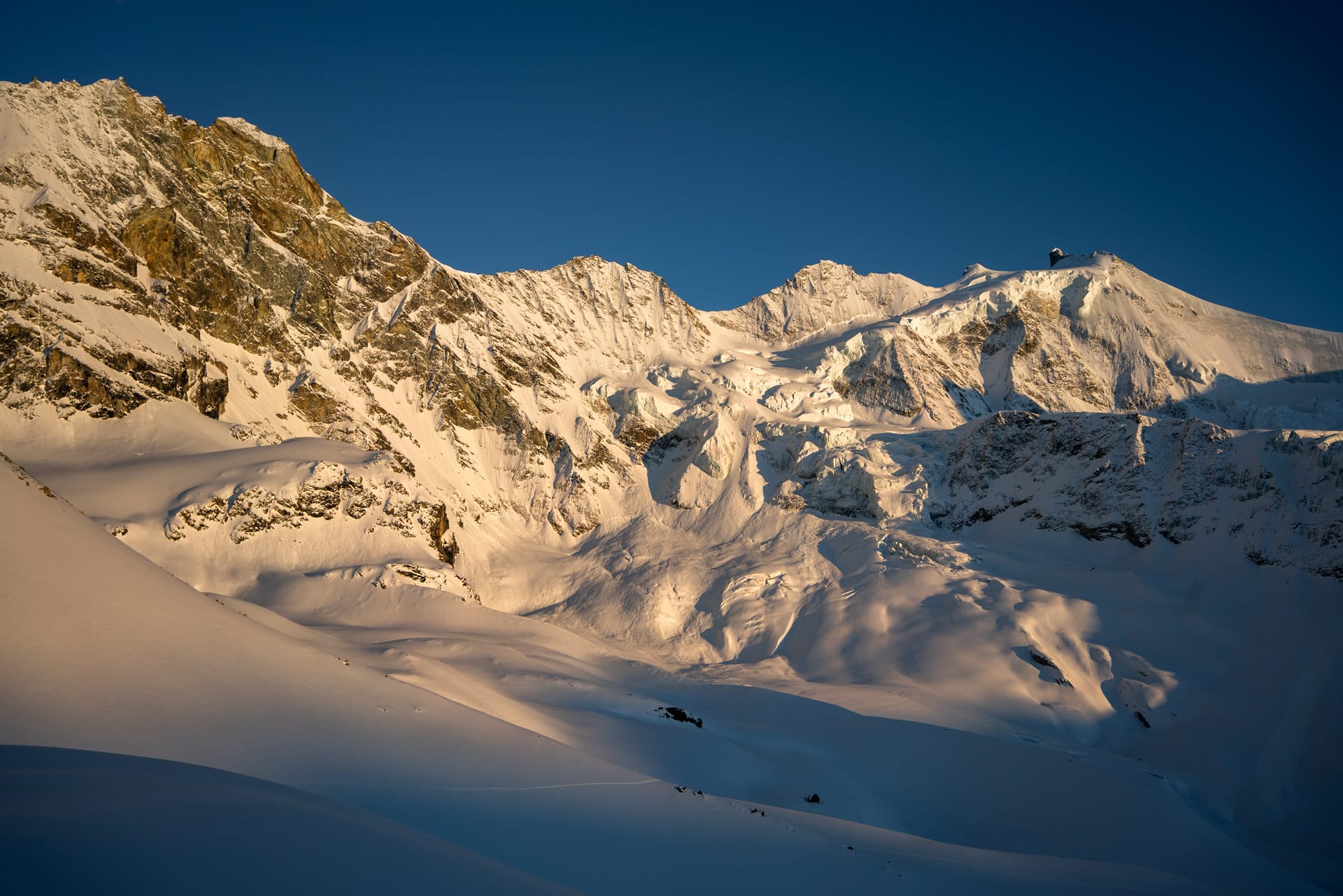 Alpes Valaisannes #W1<br><span id='secondary-title' style='font-size:28px;line-height:34px;color:#fff!important;font-weight:300;display:block;padding-top:34px;'>Improvisation le long de la couronne impériale de Zinal.</span>