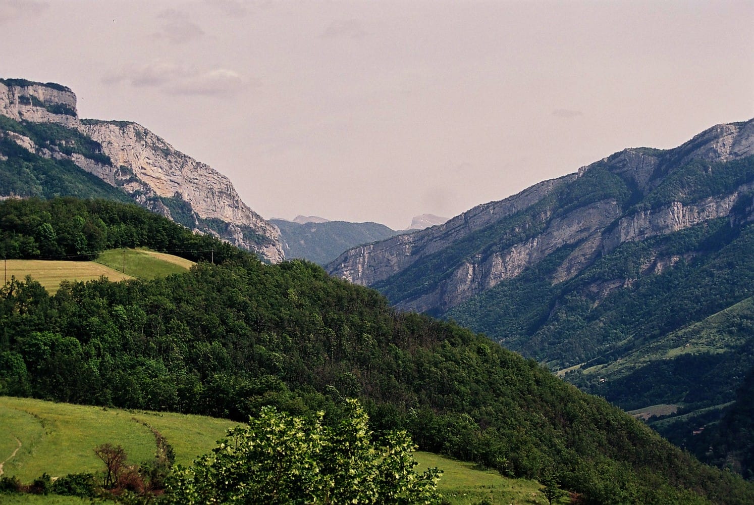 Vercors #1<br><span id='secondary-title' style='font-size:28px;line-height:34px;color:#fff!important;font-weight:300;display:block;padding-top:34px;'>Entre grottes, ruisseaux et forêt, une ambiance de détente à Saint-Julien-en-Vercors</span>